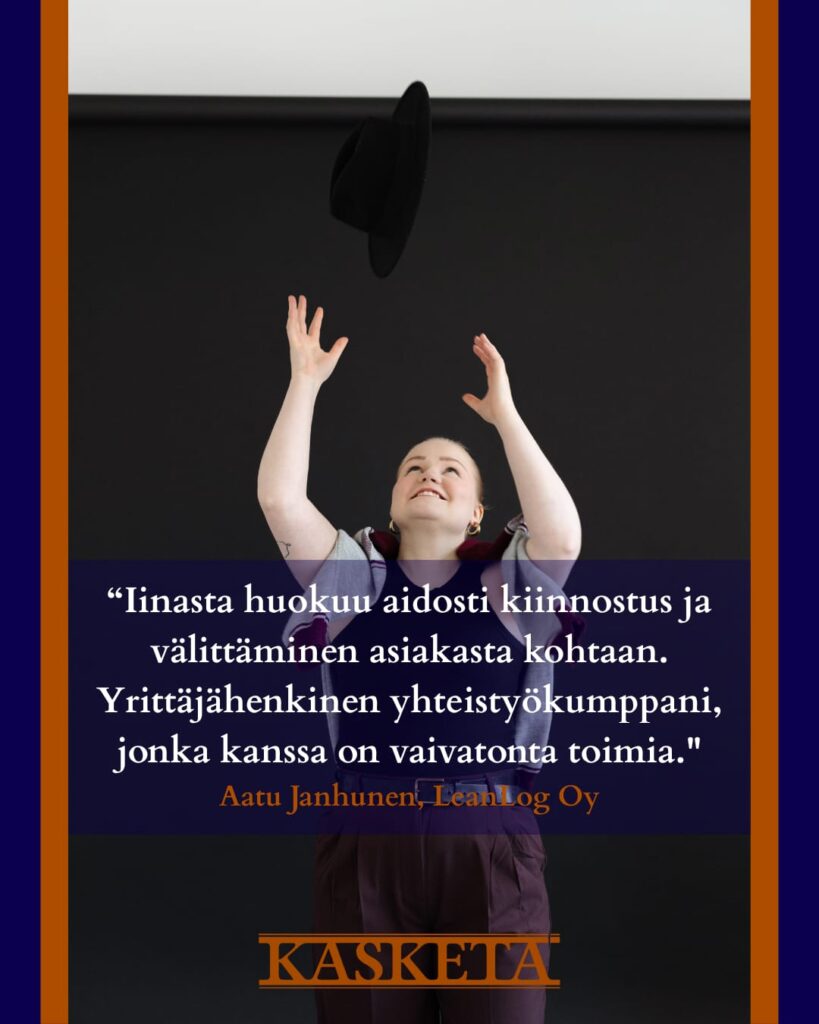 Kuvassa esiintyy Kasketan yrittäjä Iina, joka seisoo mustaa taustakangasta vasten ja heittää hattua ilmaan, kuvan päällä on asiakaspalaute, josta artikkeli kertoo.