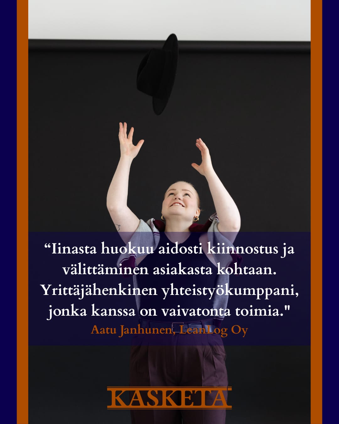 Kuvassa esiintyy Kasketan yrittäjä Iina, joka seisoo mustaa taustakangasta vasten ja heittää hattua ilmaan, kuvan päällä on asiakaspalaute, josta artikkeli kertoo.